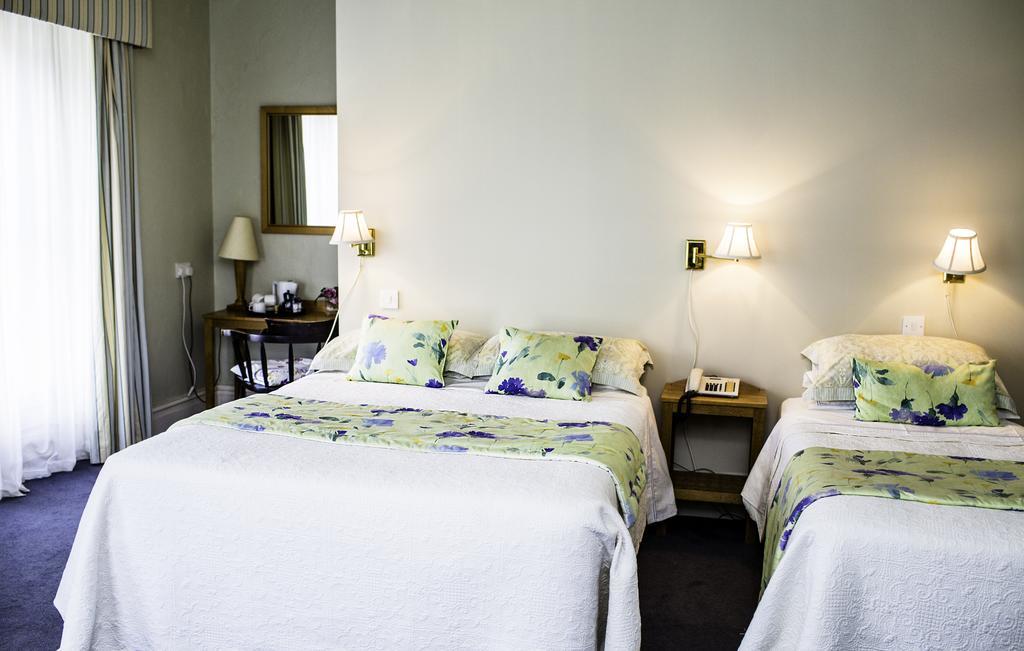 Byrnes Wine Dine Stay Ennistimon Room photo